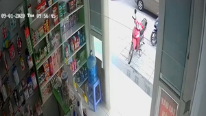 Clip: Xe máy dựng trước cửa hiệu thuốc bị trộm trong tích tắc