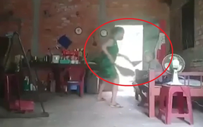 Giận run xem clip người phụ nữ đánh chửi, xúc rác đổ vào miệng cụ bà