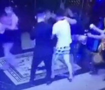 Xôn xao clip nghi nhóm thanh niên sàm sỡ không được, đánh 2 cô gái ở TP.HCM