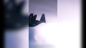 Video: Cận cảnh tiêm kích siêu thanh F/A-18 tiếp nhiên liệu giữa sấm sét