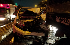 Ô tô tông 5 xe dừng đèn đỏ ở TP.HCM