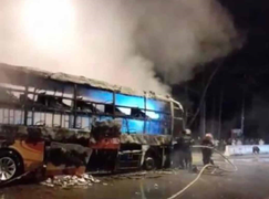 Xe khách bốc cháy ngùn ngụt trong đêm, hành khách hoảng loạn chạy thoát thân