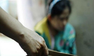 Vợ bỏ về nhà mẹ đẻ, chồng truy sát rồi tự tử