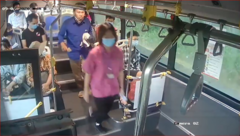 Nhắc nhở khách đeo khẩu trang, phụ xe buýt ở Hà Nội bị nhổ nước bọt