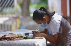 Xem nghệ nhân trẻ khắc tỉa trên lá cây tại Philippines