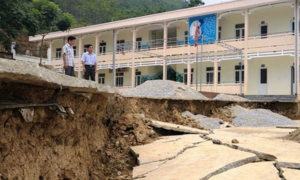 Trường học bị sạt lở, 140 học sinh tiểu học huyện miền núi phải đi học nhờ