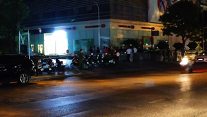 Hai người rơi từ chung cư cao tầng ở Hà Nội xuống đất, chết tại chỗ