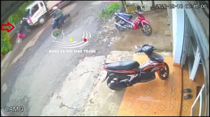 Clip: Xe tải đâm xe máy chờ đèn đỏ ở Đắk Lắk