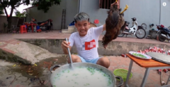 Vlog cháo gà cả lông, ăn sống nuốt tươi: Bẩn thỉu, kinh dị thế vẫn click xem?