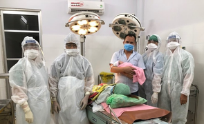 Cặp vợ chồng hạnh phúc đón bé trai chào đời khi đang cách ly tập trung