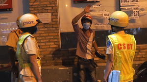 Theo chân nữ CSGT TP.HCM xử phạt 'ma men' chống đối