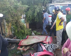 Dừng đèn đỏ, hai cha con bị ô tô tông thương vong