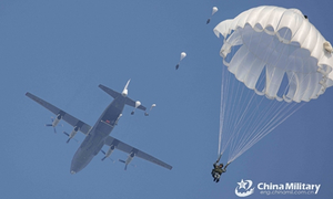 Hàng nghìn lính Trung Quốc tập trận nhảy dù áp sát biên giới Ấn Độ 