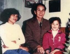 Khánh Thi khoe ảnh thuở nhỏ chụp cùng bố mẹ