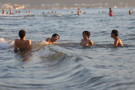 Người Đà Nẵng đổ xô đi tắm biển sau 45 ngày 'cấm cửa' vì dịch COVID-19