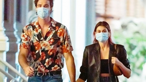 Con gái siêu mẫu Cindy Crawford nắm tay bạn trai dạo phố, ngầm khoe tình mới