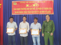 Khen thưởng 3 nông dân bắt tên cướp dây chuyền của người phụ nữ