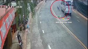 Video: Nam thanh niên băng qua đường, lao thẳng đầu xe khách