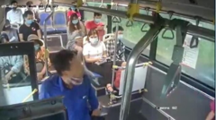 Người đàn ông nhổ nước bọt vào nữ phụ xe buýt khi bị nhắc đeo khẩu trang là ai?