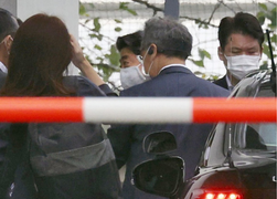 Thủ tướng Abe tái nhập viện 