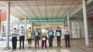 'Chiến thắng' COVID-19, cụ bà 100 tuổi ở Quảng Nam xuất viện