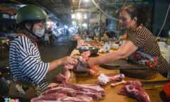 Giá lợn hơi giảm, thịt ở chợ vẫn ế