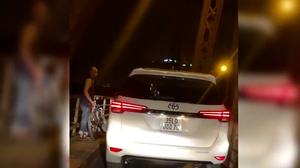 Video: Mặc biển cấm, ô tô thản nhiên chạy trên cầu Long Biên