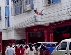 Clip bé gái gào khóc rơi từ tầng 3 'cảnh cáo' những người để con ở nhà một mình