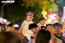 Người Hà Nội đổ đến phố Hàng Mã sắm đồ đón Tết Trung thu