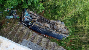 Xe tải lao xuống vực ở Thanh Hóa, 1 người chết tại chỗ