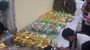 Phát hiện gần 100kg ma túy được cài định vị, giấu trong 'bụng' 5 pho tượng gỗ