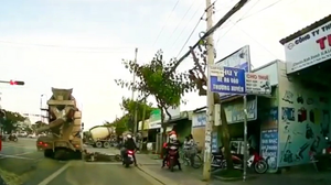 Clip: Hãi hùng cảnh xe bồn tông ô tô và xe máy chờ đèn đỏ ở Vũng Tàu