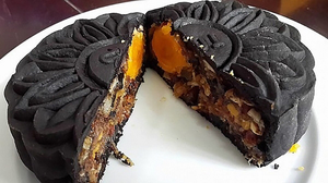 Bánh Trung thu tỏi đen độc lạ, đắt đỏ hút khách