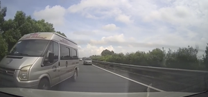 Đón khách trái phép ở cao tốc, đánh võng chèn ép xe cảnh sát khi bị truy đuổi