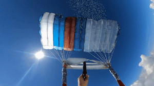 Người đàn ông liều lĩnh bắn vào dù lượn của mình ở độ cao hơn 2.000m