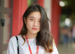 Vẻ đẹp hút hồn của thủ khoa khối D ngày nhập học