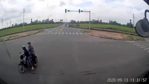 Clip: Xe máy đột ngột đổi hướng, suýt bị container tông trúng