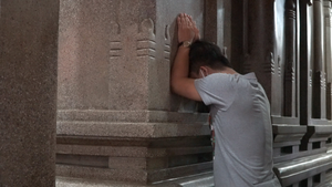 Úp mặt vào đá cầu nguyện trong ngôi đền Ấn Độ ở TP.HCM