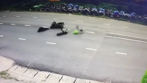 Clip: Tông trúng cụ ông đi xe đạp, nam thanh niên văng xa chục mét