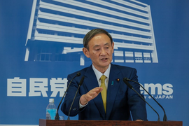 Tân Thủ tướng Suga gánh vác khoản nợ hơn 268% GDP của nước Nhật ra sao?