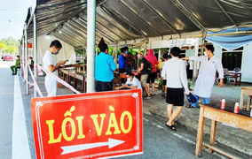 Ảnh: Ngày đầu nới lỏng kiểm soát, người dân nườm nượp từ Đà Nẵng đổ ra Huế