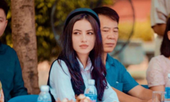 Ngắm gương mặt xinh như búp bê của cô giáo Tây trong lễ khai giảng ở Việt Nam