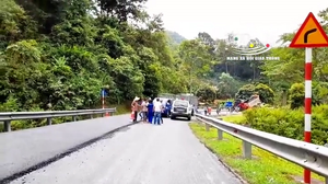 Ba tài xế ẩu đả giữa đường, quốc lộ 279 đoạn Điện Biên ùn tắc hàng giờ