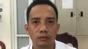 Khởi tố lái xe vượt đèn đỏ, đánh CSGT Hà Nội