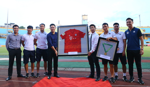 Ông chủ Asanzo Phạm Văn Tam: Mong bóng đá trở lại bình thường mãi mãi