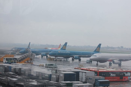 Hàng không lùi, hủy hàng chục chuyến bay vì bão số 5