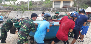 Ảnh: Lính biên phòng 'đảo ngọc' Quảng Trị đua thời gian giúp dân 'chạy' bão 