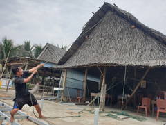 Bão số 5 sắp đổ bộ, dân Quảng Nam giăng dây chằng chịt giữ nhà hàng ven biển