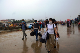 Hơn 300 du khách tức tốc rời đảo Lý Sơn trước giờ bão số 5 đổ bộ