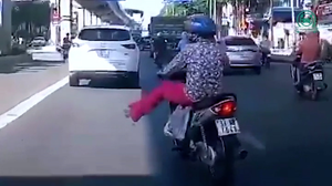 Clip: Tròn mắt xem nữ tài xế xi nhan sang đường bằng cách 'vẩy chân'